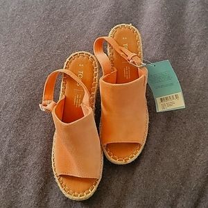 Tom's pink suede wedges